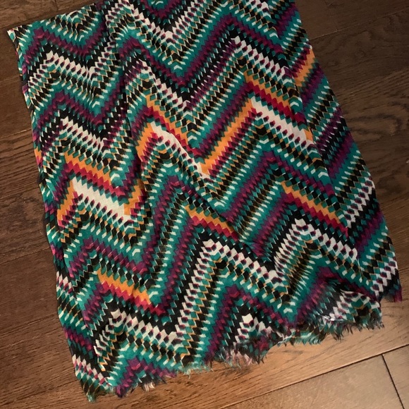BCBG multicolor chevron print scarf - Picture 4 of 5